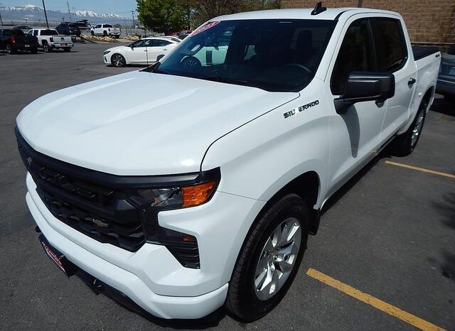 
								2023 Chevrolet Silverado 1500 Crew Cab Custom Pickup 4D 5 3/4 ft full									