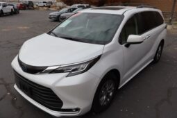 
										2022 Toyota Sienna XLE Minivan 4D full									