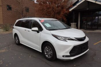 2022 Toyota Sienna XLE Minivan 4D
